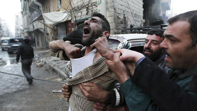 Zármutek. Jeden z mnoha. Snímek zachytil muže z Aleppa, jehož dva synové zahynuli během bojů o Aleppo. Fotografie byla pořízena 3. ledna 2013.