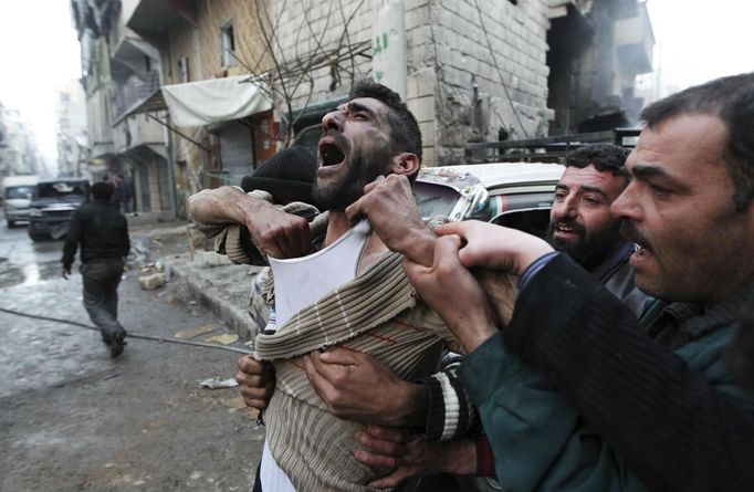 Zármutek. Jeden z mnoha. Snímek zachytil muže z Aleppa, jehož dva synové zahynuli během bojů o Aleppo. Fotografie byla pořízena 3. ledna 2013.