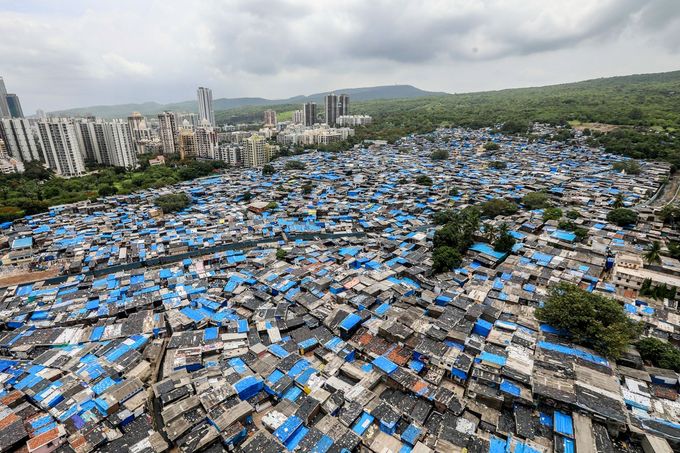 Slum Appa Pada v Bombaji. Indie. Pohled na různé městské aglomerace ve světě z ptačí perspektivy.