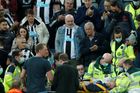 Boj o život v Premier League. Hrdinnému lékaři v civilu tleskal celý stadion vestoje