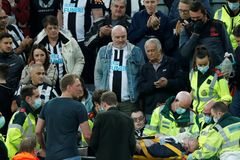 Boj o život v Premier League. Hrdinnému lékaři v civilu tleskal celý stadion vestoje