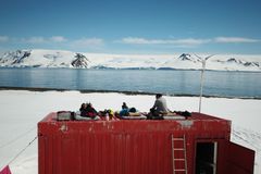 Šest týdnů v Antarktidě. Filmaři natočili z lodního kontejneru rekviem za lidstvo