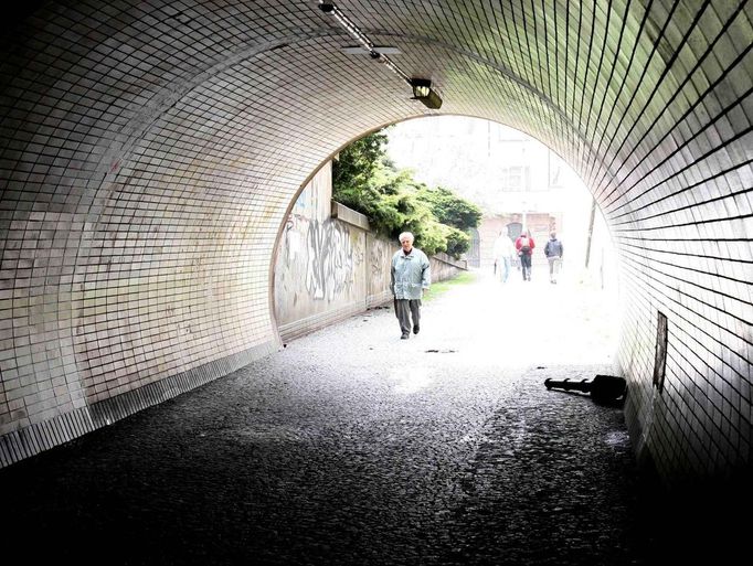 Záběr interiéru pěšího tunelu vedoucí pod vrchem Vítkov ze Žižkova do Karlína. Na snímku východ z tunelu směrem na Žižkov. Snímek z roku 2006.