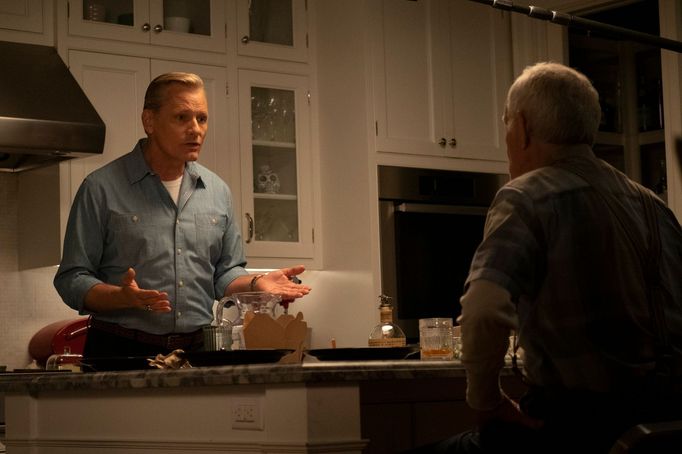 Vlevo je Viggo Mortensen v roli Johna.