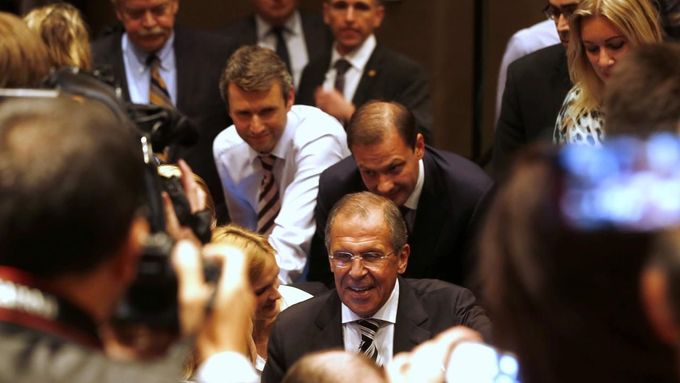 Vítěz na poli diplomacie: Ruský ministr zahraničí Sergej Lavrov na konferenci v Ženevě obklopen novináři.
