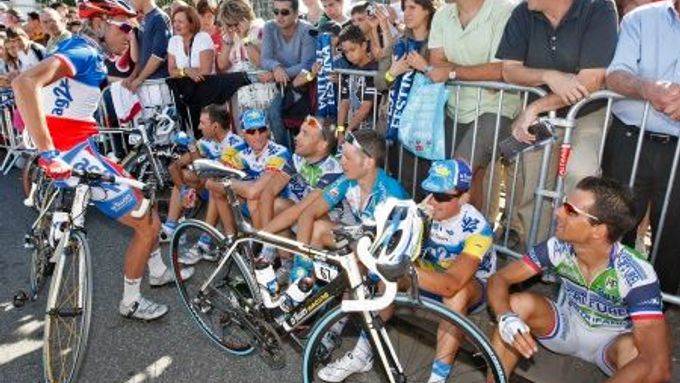 Jezdci osmi stájí se rozhodli na startu 16. etapy Tour de France protestovat proti dopingu Kazacha Vinokurova.