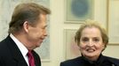 Tehdejší ministryně zahraničí USA Madeleine Albrightová a český prezident Václav Havel v roce 2000.