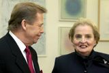 Ve věku 84 let zemřela 23. března Madeleine Albrightová, svého času považovaná za nejvlivnější ženu na světě. Během druhé světové války uprchla jako dítě z rodného Československa před nacisty a později odjela podruhé, kvůli komunistům do USA. V roce 1997 se stala historicky první ženou v čele amerického ministerstva zahraničí a do té doby také nejvýše postavenou političkou v amerických dějinách. Na snímku se svým blízkým přítelem a prvním českým prezidentem Václavem Havlem.