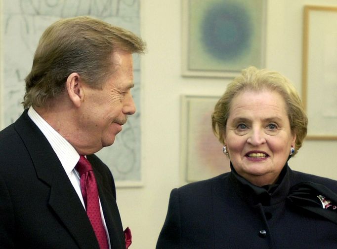 Tehdejší ministryně zahraničí USA Madeleine Albrightová a český prezident Václav Havel v roce 2000.