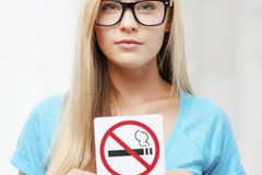 Vláda znovu posílá do Sněmovny protikuřácký zákon, platit má od ledna