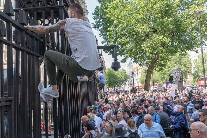 Záběry z demonstrace na podporu osobnosti britské krajně pravicové scény Tommyho Robinsona, která uskutečnila 26. května 2018 v blízkosti Downing Street v Londýně.