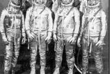 Sedm astronautů, kteřá byli v roce 1959 vybráni, aby oblékli skafandry od Mercury.