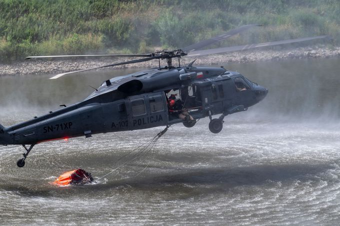 Vrtulník Sikorsky UH-60 Black Hawk polské policie nabírá vodu z Labe do bambi vaku. 27. 7. 2022