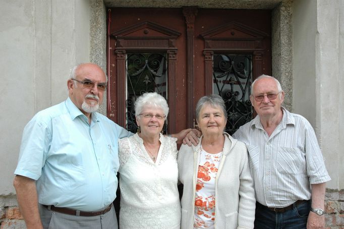 Hanikovi a Bartošovi (zleva) na společném snímku.