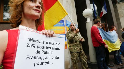 Aktivisté protestují proti dodání válečných lodí třídy Mistral do Ruska.