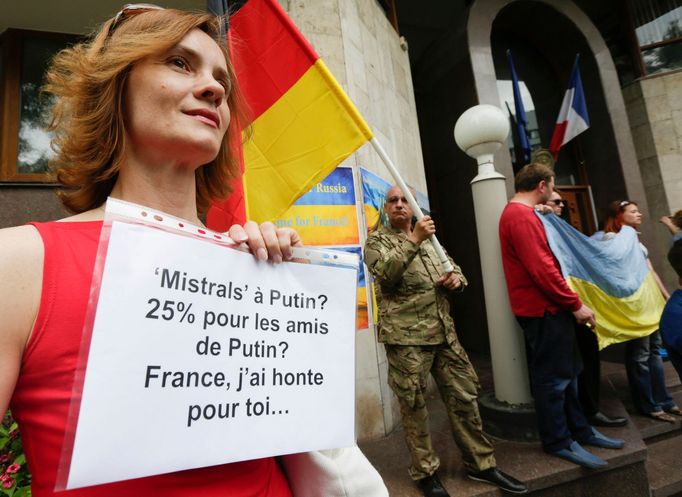 Aktivisté protestují proti dodání válečných lodí třídy Mistral do Ruska.