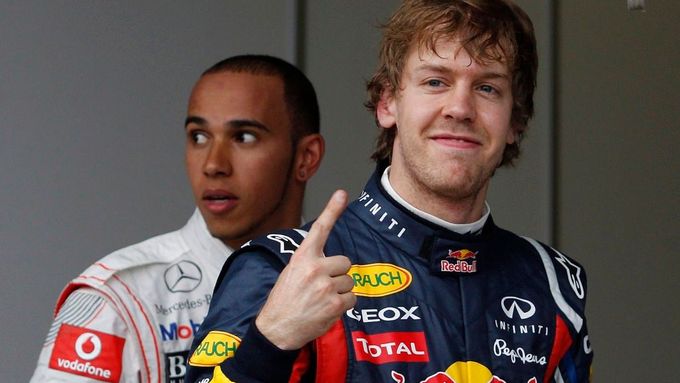 Sebastian Vettel (vepředu) a Lewis Hamilton