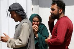 Výbuchy na prominentním pohřbu v Afghánistánu zabily nejméně šest truchlících