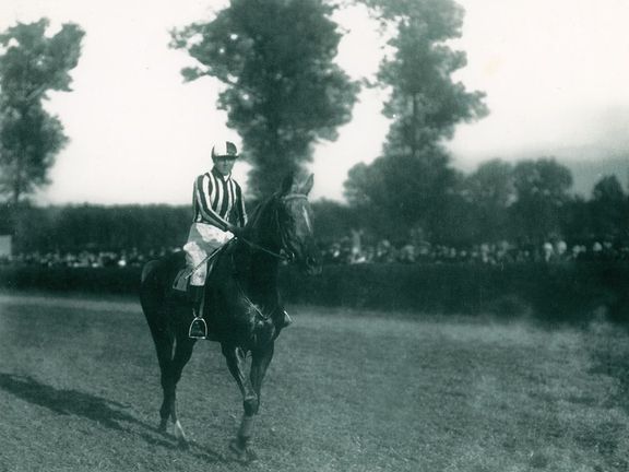 Roku 1927 se Lata Brandisová stala první ženou, která jela Velkou pardubickou.