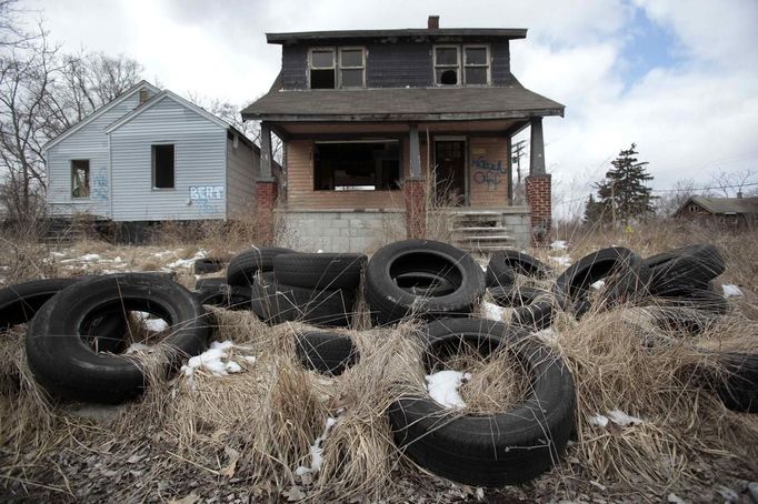 Detroit mnohde připomíná město duchů. Rukou žhářů tu ročně lehnou popelem tisíce opuštěných domů.