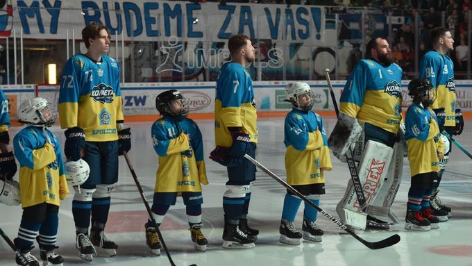 Hokejisté Komety Brno a děti z Kyjeva při ukrajinské národní hymně.