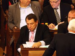 Jiří Paroubek se ČSSD vysmál a obstrukce nazval stínohrou na opozici.