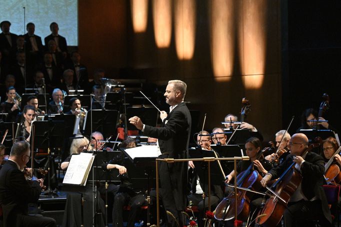 Za dirigentským pultem je hudební ředitel Opery Národního divadla Robert Jindra.