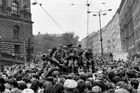 Sovětský tank obklopený lidmi poblíž budovy Národního muzea na Václavském náměstí (snímek Karla Bucháčka, Praha, srpen 1968).