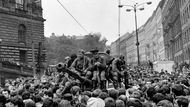 Sovětský tank obklopený lidmi poblíž budovy Národního muzea na Václavském náměstí (snímek Karla Bucháčka, Praha, srpen 1968).