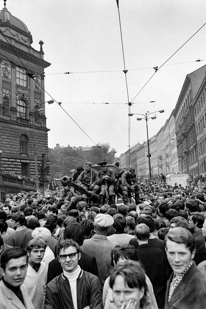 Snímek fotografa Karla Bucháčka, který pořídil v Praze během srpnové invaze vojsk Varšavské smlouvy do Československa v roce 1968.