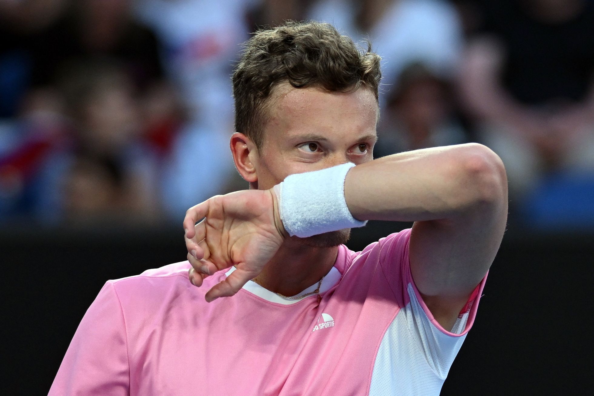 Jiří Lehečka v zápase 3. kola Australian Open s Benjaminem Bonzim