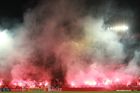 Dýmovnice v sektoru fanoušků Sparty v derby Sparta - Slavia v 10. kole FL