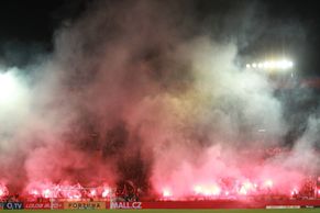 Triumf v derby oslavili fanoušci Sparty dýmovnicemi. Zápas sledoval i Štěpánek