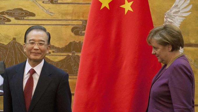 V Pekingu si světoví lídři dál podávají dveře. Kancléřka Merkelová u premiéra Wena Ťia-paa.