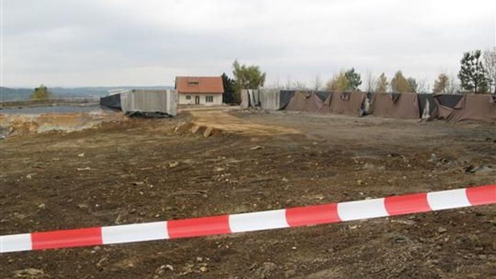 Na Frýdecko-Místecku našli sklad nebezpečného odpadu, může ho být až 500 tisíc litrů