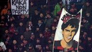 Fanoušci AC Milán při utkání s Fiorentinou. Chtějí, aby Kaká zůstal