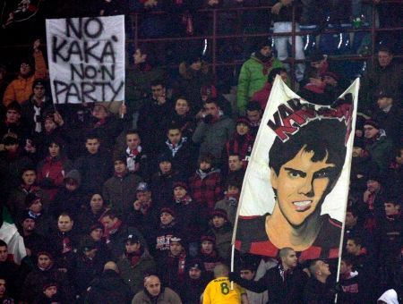Fanoušci AC Milán při utkání s Fiorentinou. Chtějí, aby Kaká zůstal