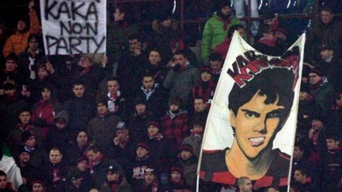 Fanoušci AC Milán při utkání s Fiorentinou. Chtějí, aby Kaká zůstal