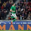 Paddy McNair slaví gól v zápase Česko - Severní Irsko