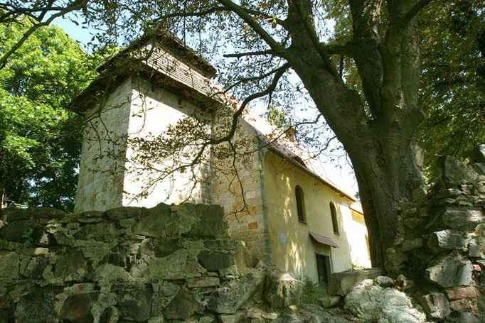 Raně gotická věž kostela Sv. Ambrože z počátku třináctého století. Přeštice si od druhé nejstarší památky plzeňského kraje slibují oživení turistického ruchu v komunisty zdecimovaném městě.