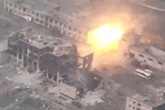 Dokonalá přesnost. Ukrajinci zničili ruský obrněnec střelou, která letěla skrz budovu
