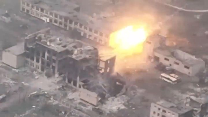 Dokonalá přesnost. Ukrajinci zničili ruský tank střelou, která proletěla skrz budovu; Zdroj foto: Twitter / Ukraine Weapons Tracker