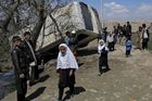 Bomba nastražená u silnice zabila v Afghánistánu jedenáct civilistů