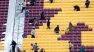 Je třeba připravit stadion na zápas - aby si měli fanoušci kam sednout.