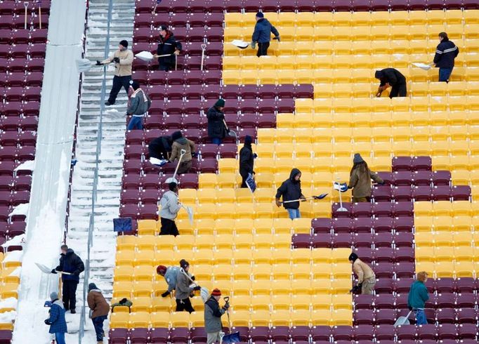 Je třeba připravit stadion na zápas - aby si měli fanoušci kam sednout.