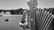Hodnocení fotografie Janem Šibíkem: "Ta blízkost se mi líbí, líbí se mi ta roztáhnutá harmonika. Náznak tý Prahy za ním. Tak tady přesně vidíte, když nasadíte ten portrét, takový to rozmazání dozadu. Takže to je dobrý využití."