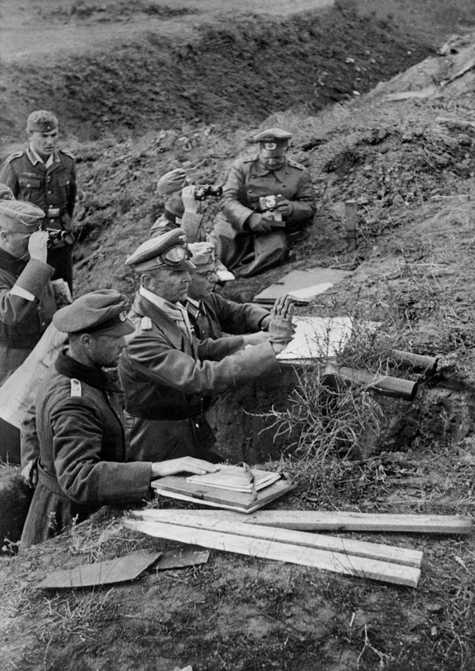 Le général allemand Friedrich Von Paulus (C) dirige ses troupes dans une tranchée, le 06 novembre 1942 près de Stalingrad, dans le cadre de l'opération "Barberousse". Un des principaux généraux de la Wehrmacht auquel Hitler avait confié la direction de l'opération Barbarossa contre l'URSS (l'opération Barbarossa, ou "Barberousse", est le nom donné à l'attaque de l'URSS lancée par Hitler le 22 juin 1941), le général Von Paulus devra capituler face aux troupes soviétiques, le 02 février 1943 devant Stalingrad. AFP PHOTO