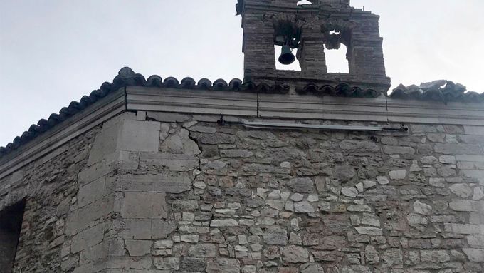 Kvůli otřesům spadl zvon z věže kostela v Muccii ve střední Itálii.