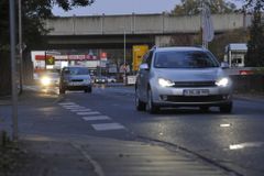 Jezdíte autem daleko do práce? Ztloustnete!