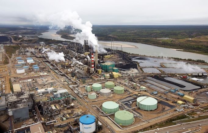 Ropné písky, na kterých těží společnost Suncor poblíž města Fort McMurray v kanadské Albertě.